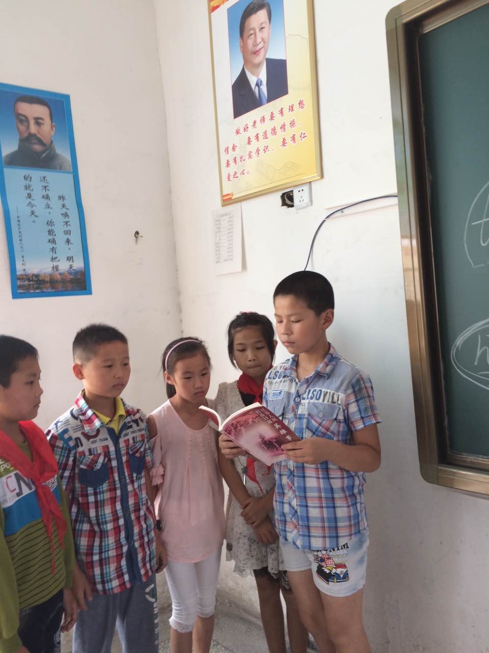 图1为东小店中心小学五年级学生沈帅在同班同学阅读抗战书籍.jpg