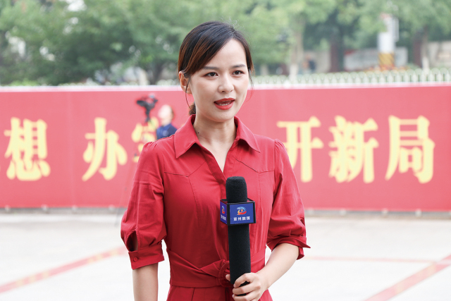 67奏唱国歌王香  摄67列席人员报到王香  摄67代表入场吴舒婷