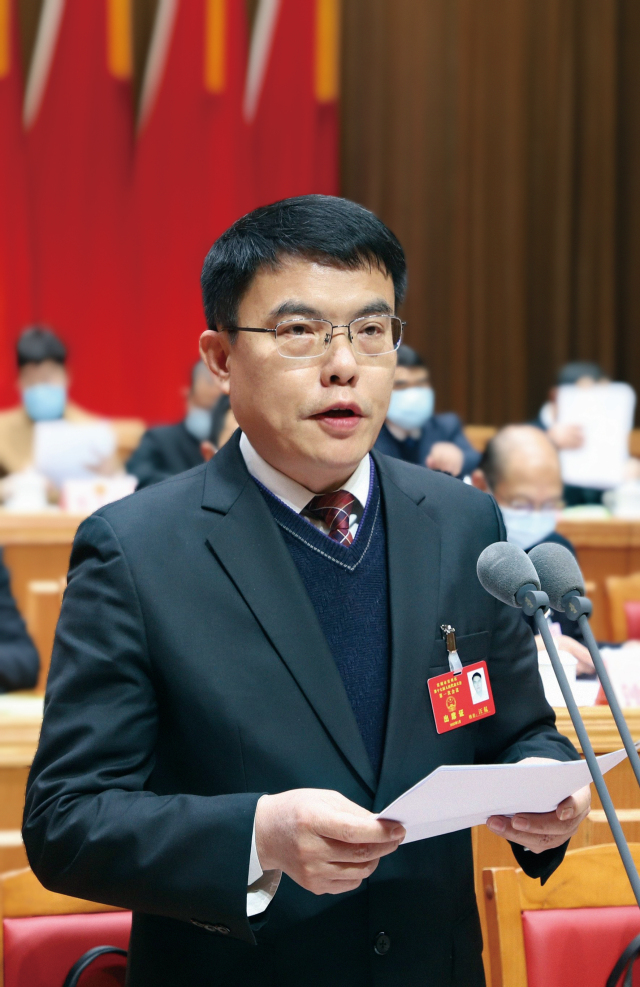 汪侃主持大会俞志刚作政府工作报告区十七届人大一次会议开幕会场景1