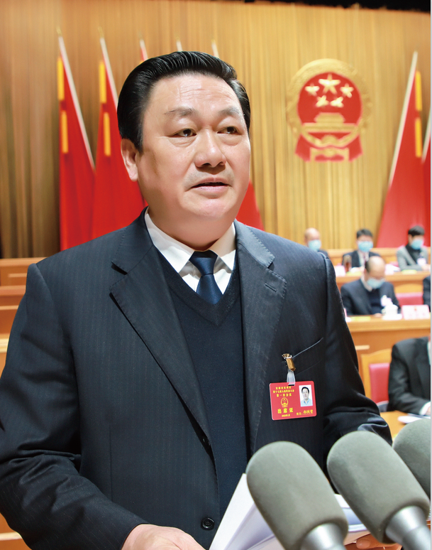 孙国梁作报告区十七届人大一次会议第二次全体会议场景1月5日上午