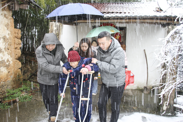 沈克全是济川街道办事处副主任,一大早就赶到联系点玉山社区,挨家挨户