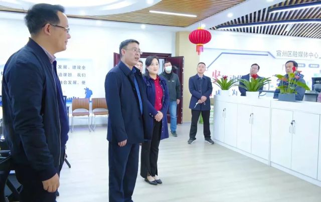 在区融媒体中心,王宏峥,郑晓军,杜霖,王剑走进演播室,全媒体记者室