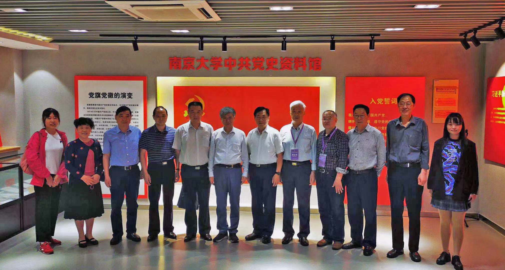 参观中共党史资料馆（马超 摄）.jpg