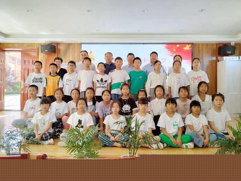 4在季桥中心小学辅导站成果展示活动结束合影.jpg