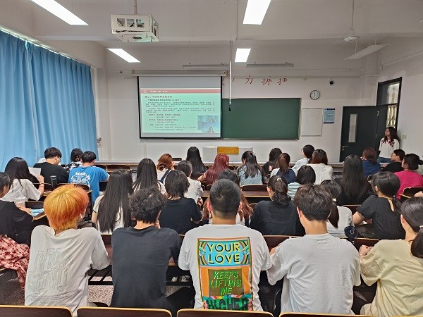 集中观看网络直播现场.jpg