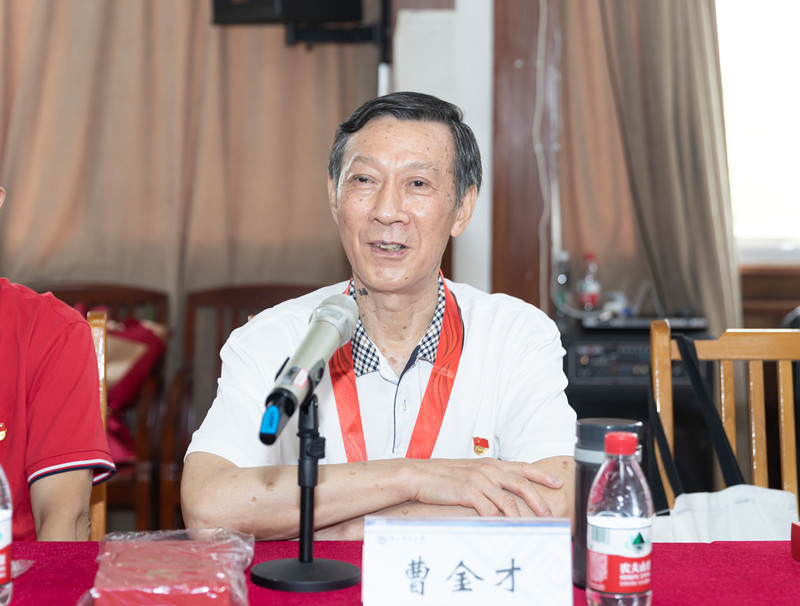 2.获颁纪念章老党员代表曹金才老师发言_副本.jpg