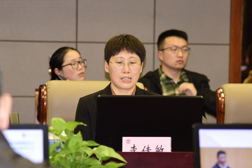 李佳敏作报告.jpg