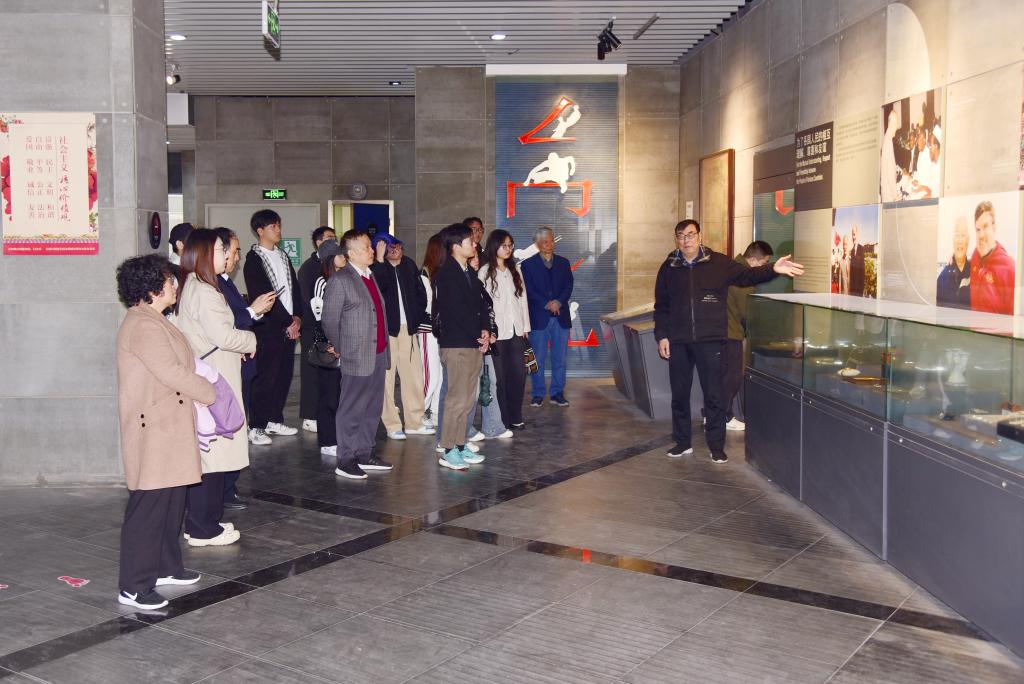 参观讲解（一）.jpg