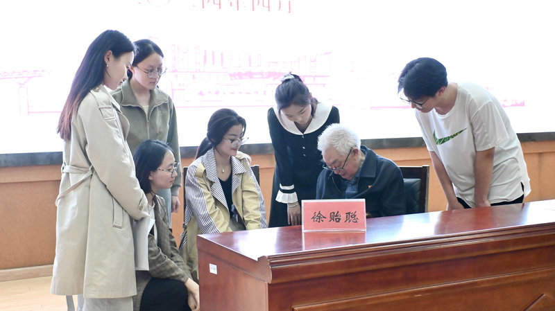 徐贻聪大使接受学生采访_调整大小.JPG