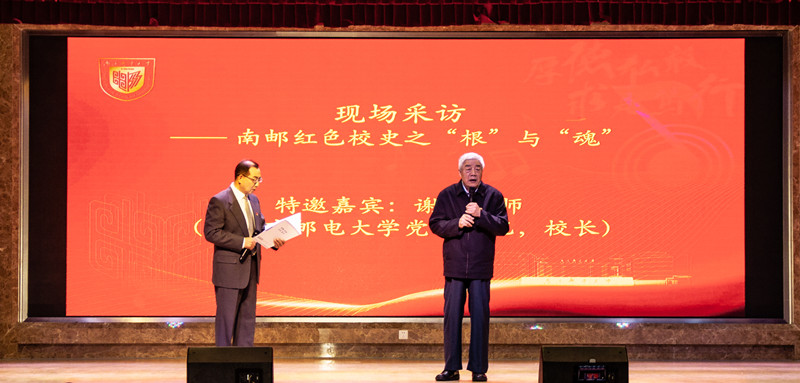 杨庚老师（左）现场采访谢玲老师（右）_副本.jpg