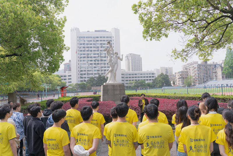 5.梅杓春老师讲解女篮雕像由来 (2)_副本.jpg