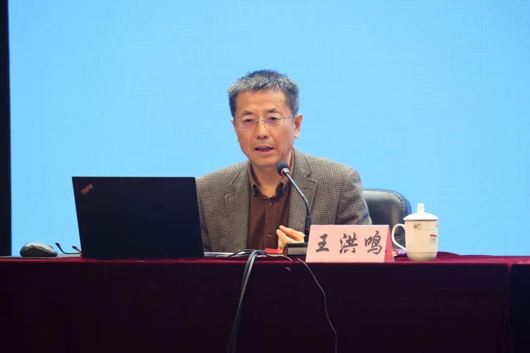 王洪鸣在市培训班作报告.jpg