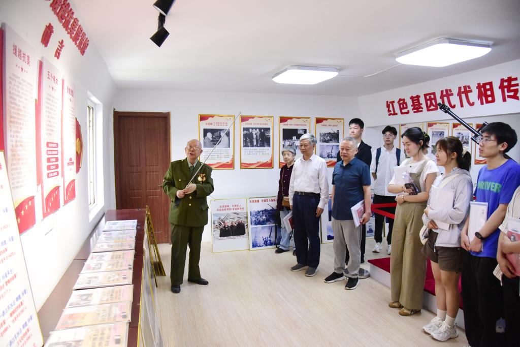 参观基地.jpg