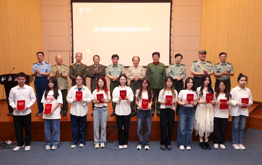 发放奖助学金.jpg