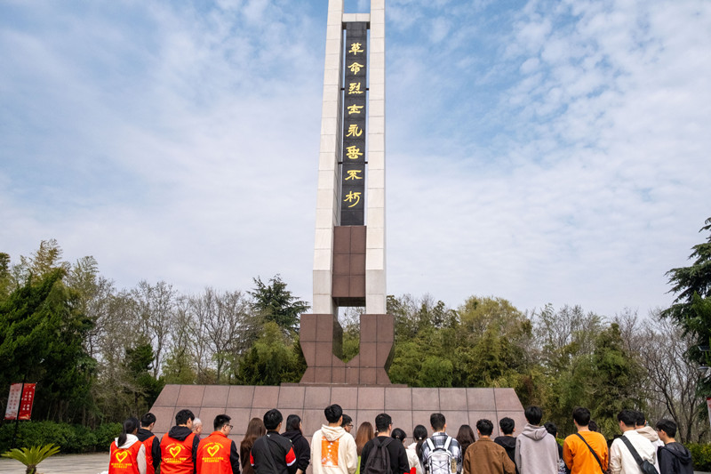 20250323集成电路学院邀请校关工委储成祥教授参加“缅怀英烈悟初心，砥砺奋进担使命”行走的党课暨廉洁主题教育活动5_副本.jpg