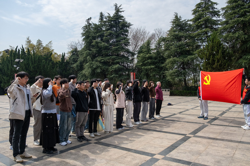 20250323集成电路学院邀请校关工委储成祥教授参加“缅怀英烈悟初心，砥砺奋进担使命”行走的党课暨廉洁主题教育活动4_副本.jpg
