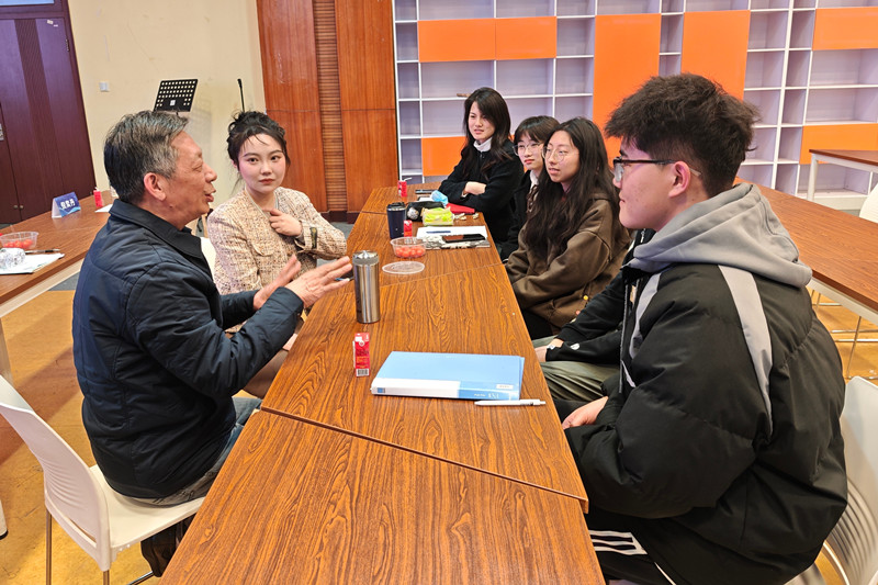 1743665585963985.jpg 20250312关工委孔宪禹老师与自动化院青年学生谈心谈话、畅谈未来1_副本.jpg