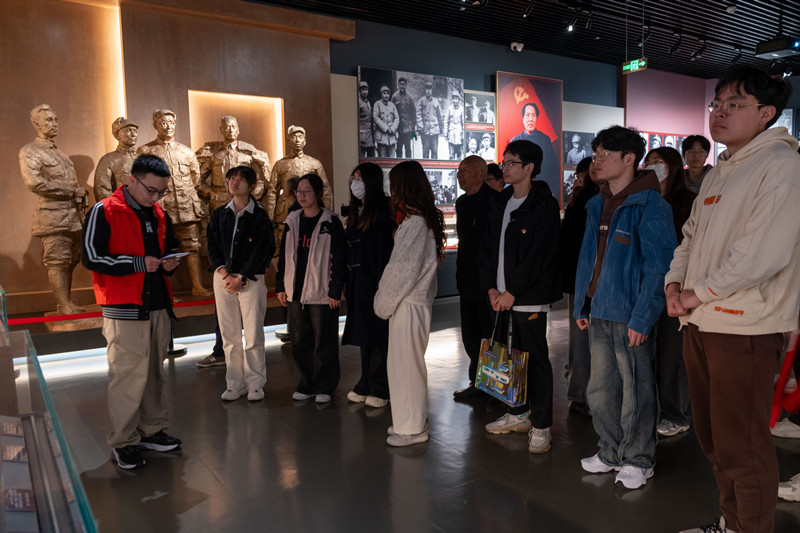 20250323集成电路学院邀请校关工委储成祥教授参加“缅怀英烈悟初心，砥砺奋进担使命”行走的党课暨廉洁主题教育活动2_副本.jpg