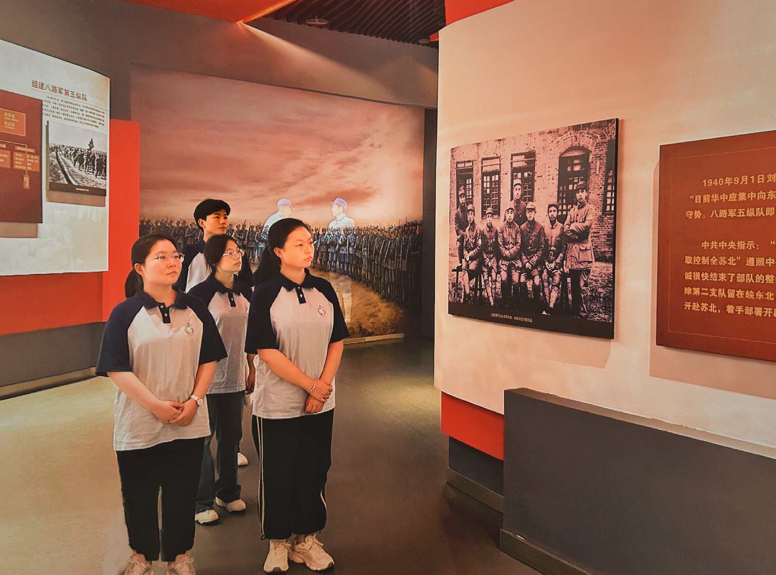 3-红脉润村，铸魂振兴（参观狮子口会师纪念馆）.jpg