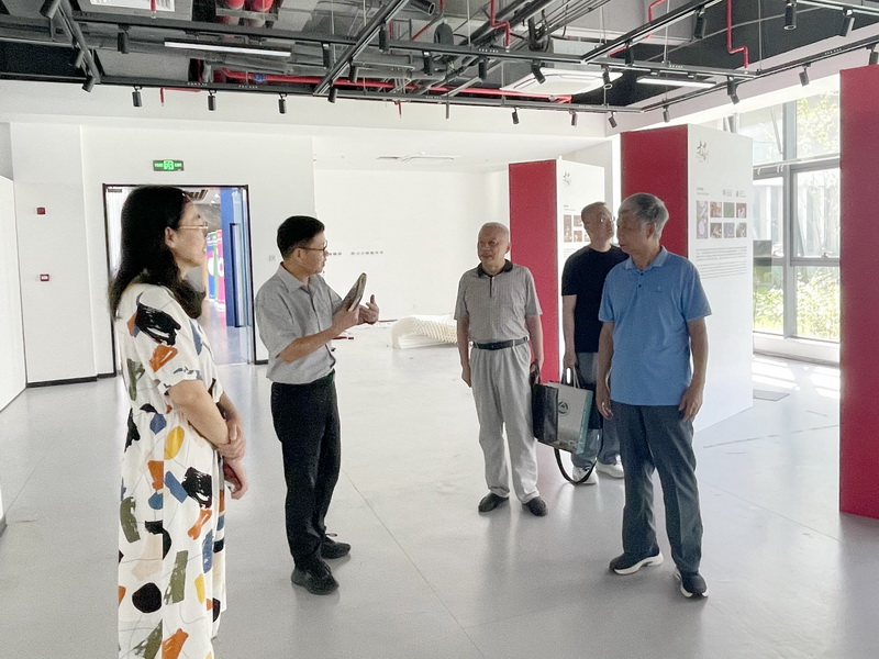 考察学院教学环境.jpg