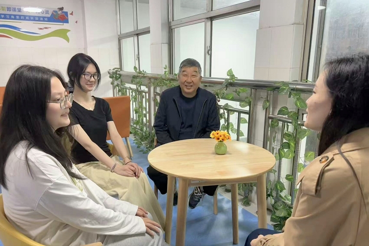 720文法学院关工委常务副主任吕振华走访学生.jpg