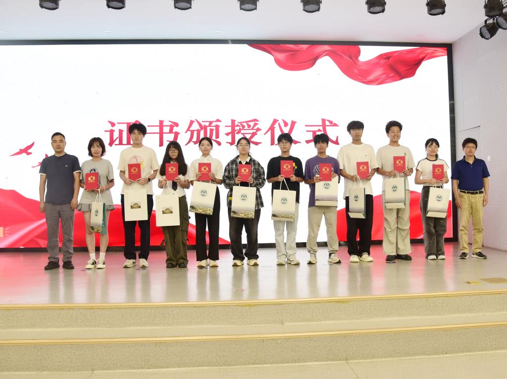 颁发荣誉证书及纪念品.jpg