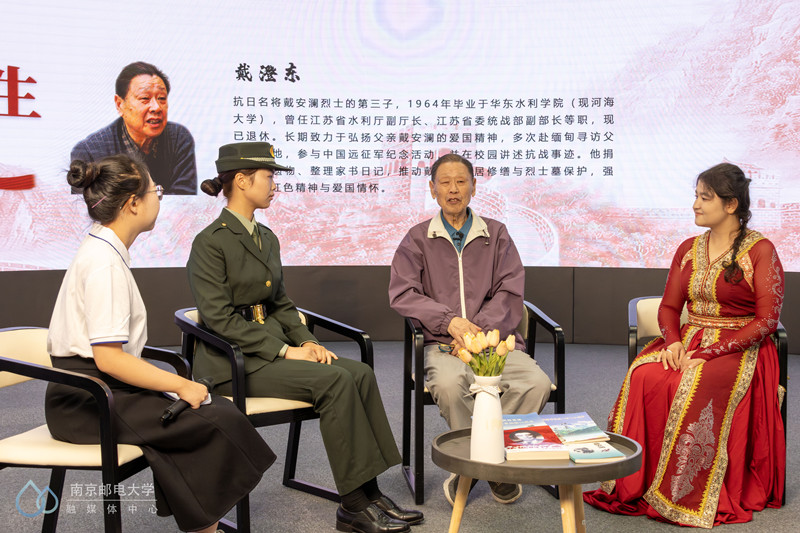 1761033391854356.jpg 20251013抗日名将之子戴澄东老同志走进校园讲述红色故事2_副本.jpg