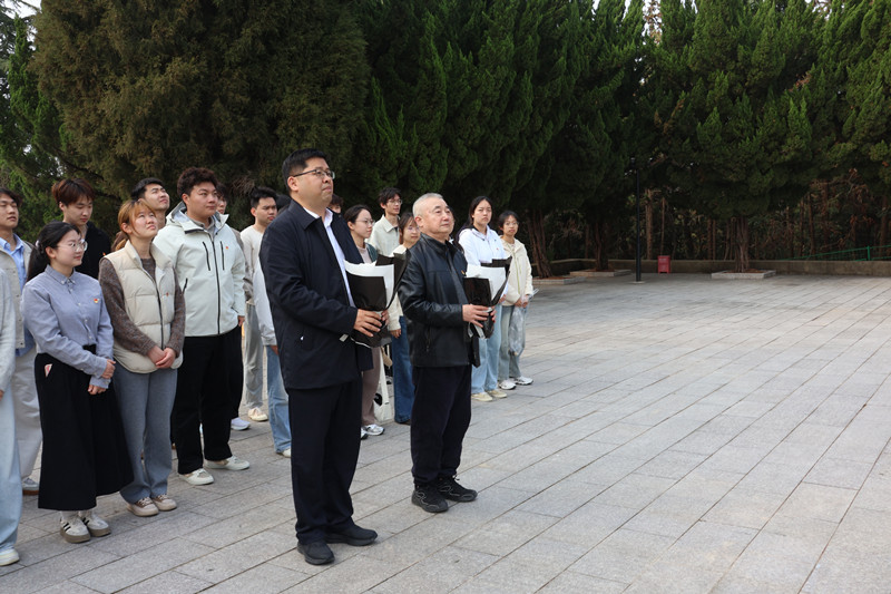 图4：高翔书记与储成祥教授作为师生代表向英烈敬献白菊花_副本.jpg