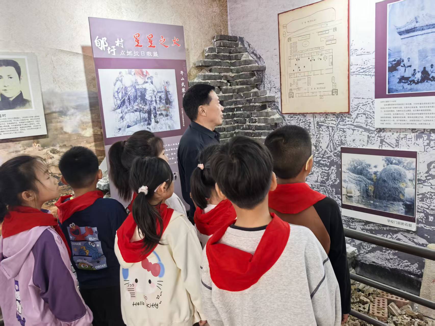 1780019473702276.jpg 3校史馆红色讲解.jpg