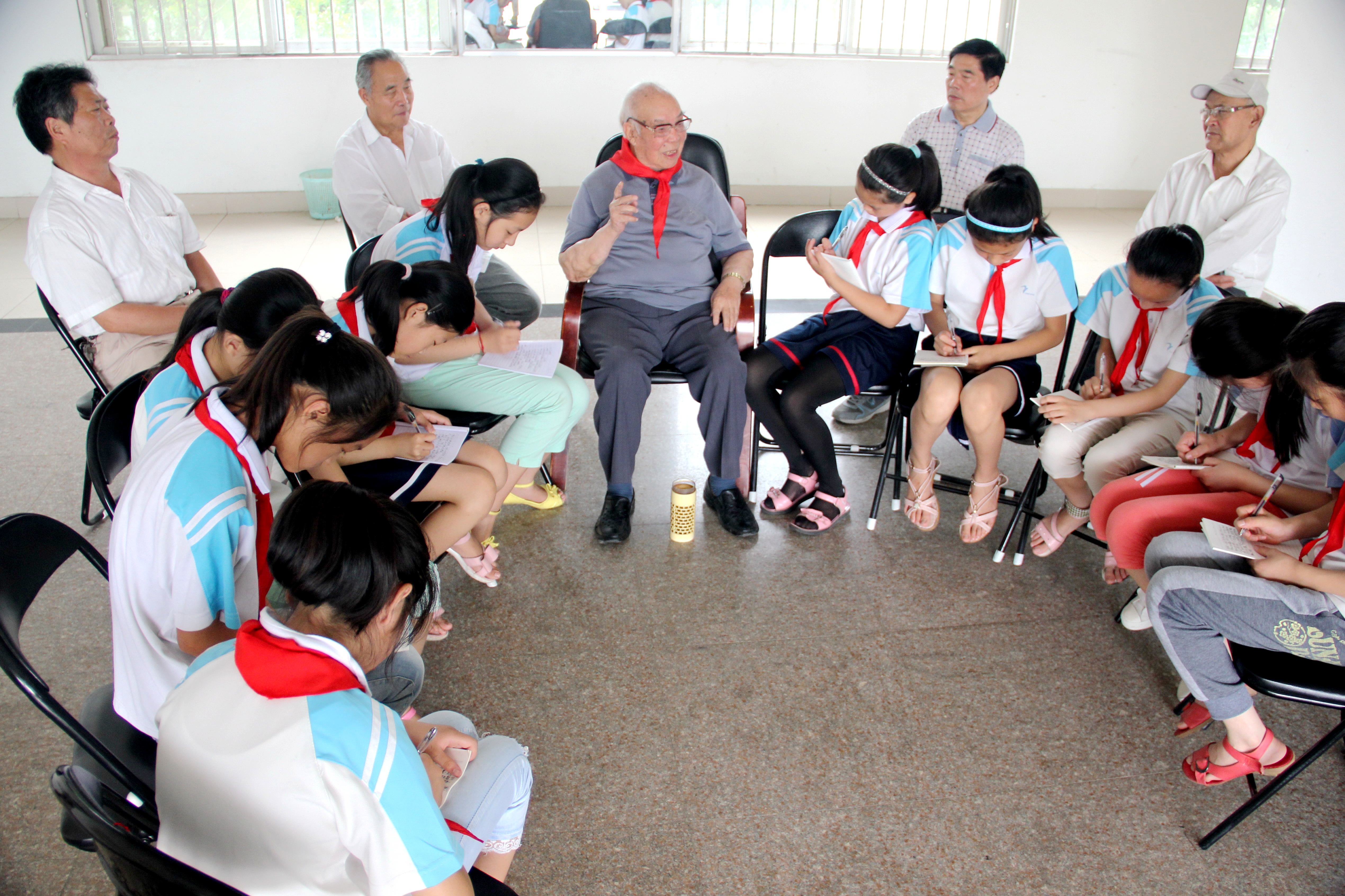 1780019624799882.jpg 6采访抗日老战士朱平凡.jpg