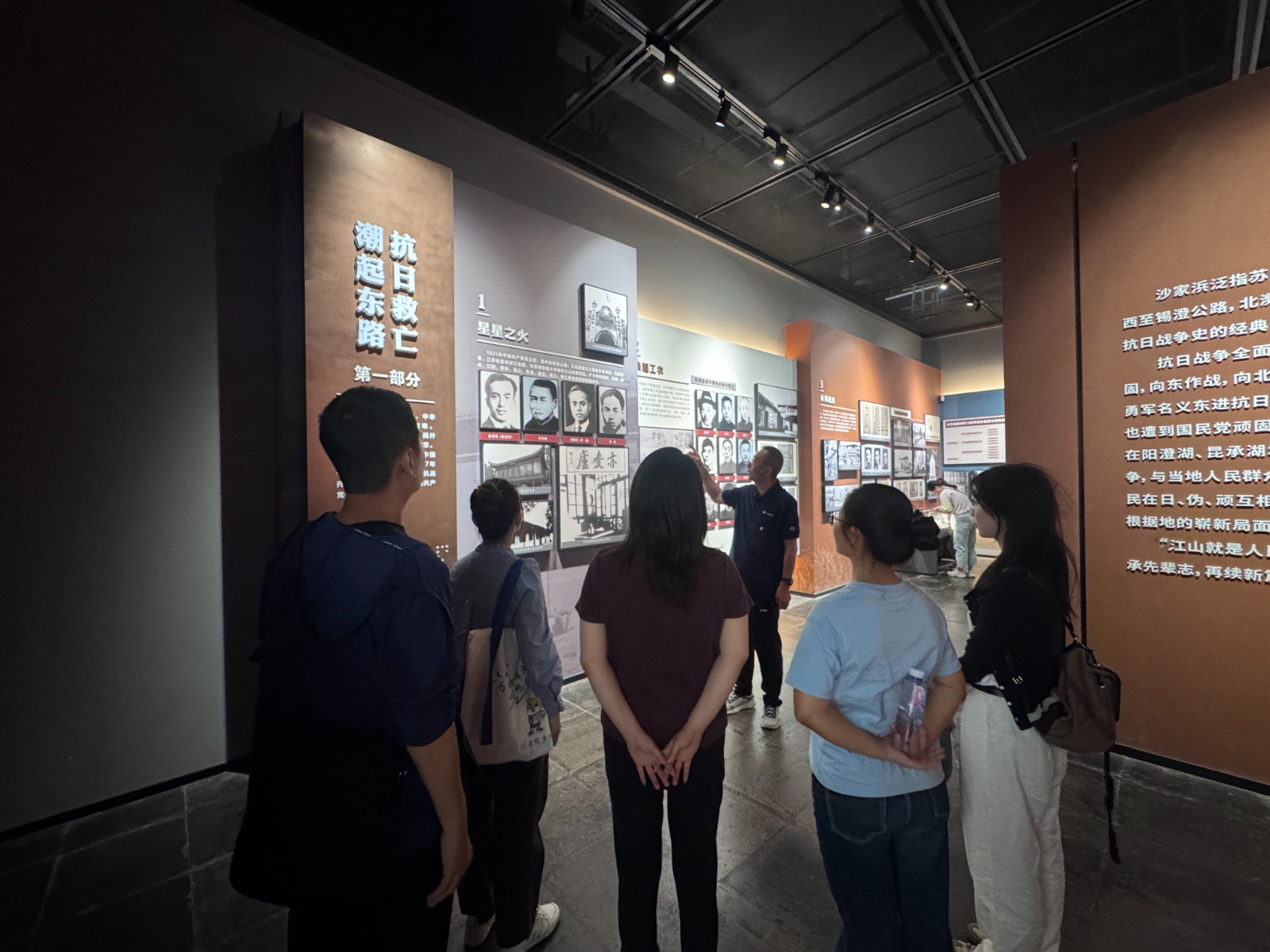 1780485767147161.jpg 陶惠良为青年教师现场讲授“行走的思政课”.jpg