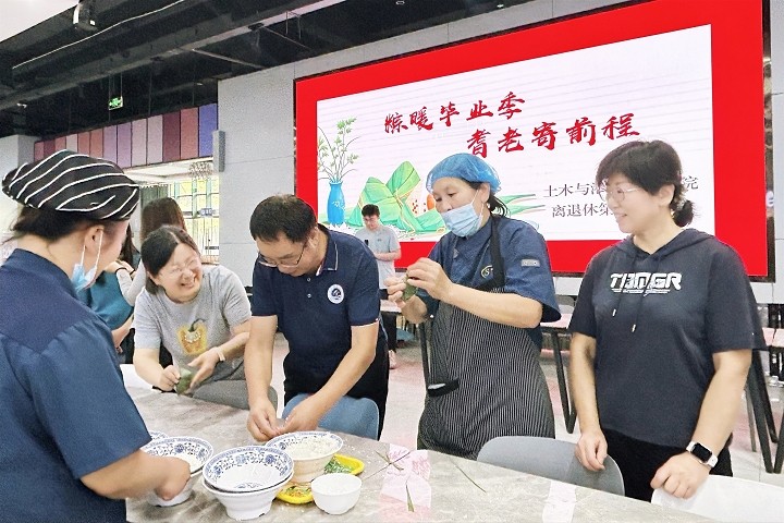 720老同志包粽子.jpg