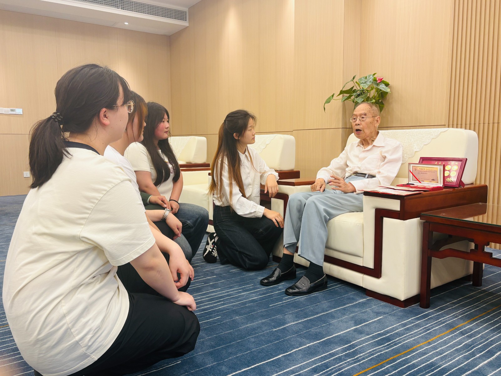 2.学生与高老面对面交流.jpg