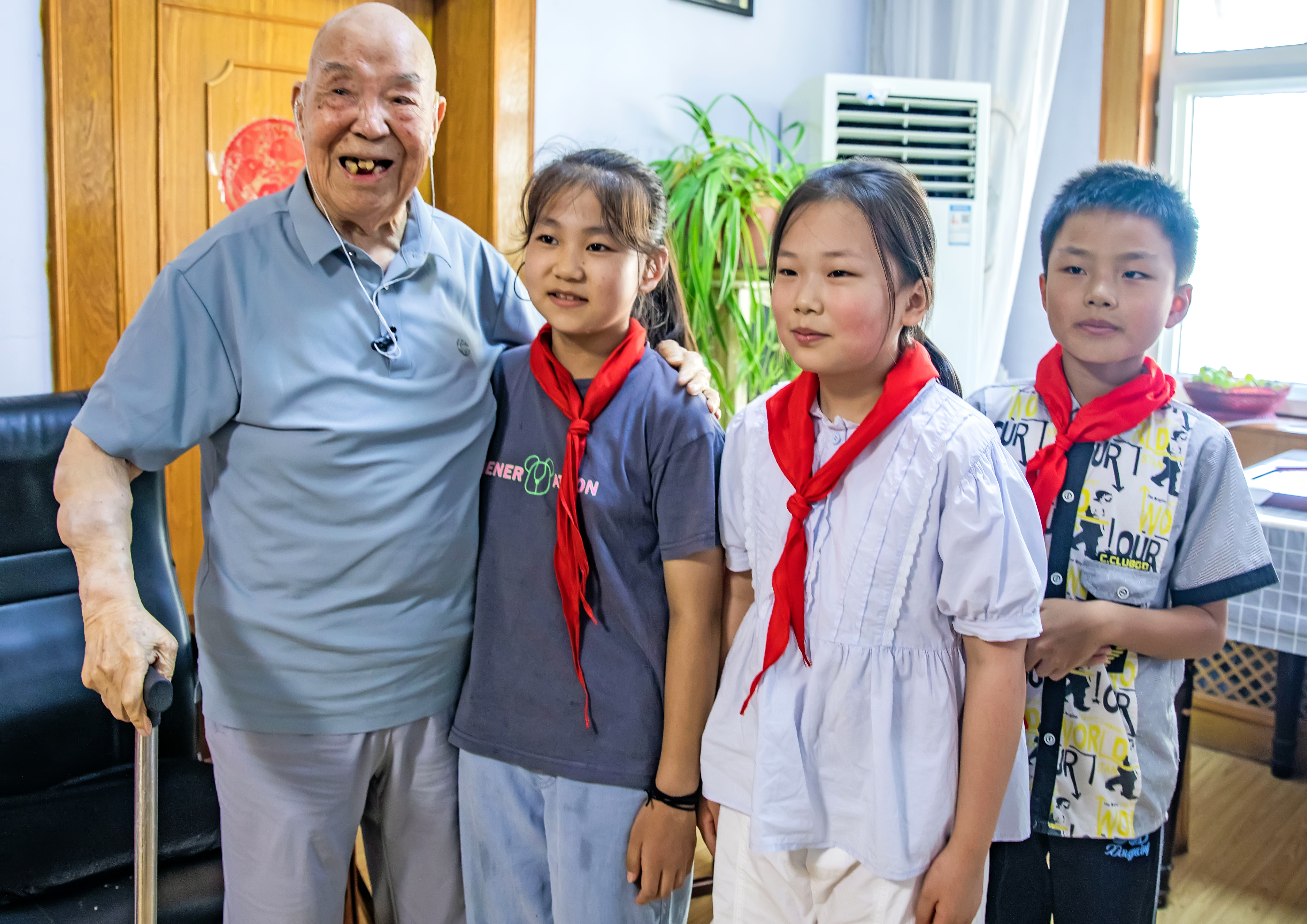 2025年，抗战胜利80周年，系着红领巾的少年们围在抗战老人朱平凡身边，再听一遍烽火里的故事，肩头的温度，是跨越80年的信仰接力。.jpg