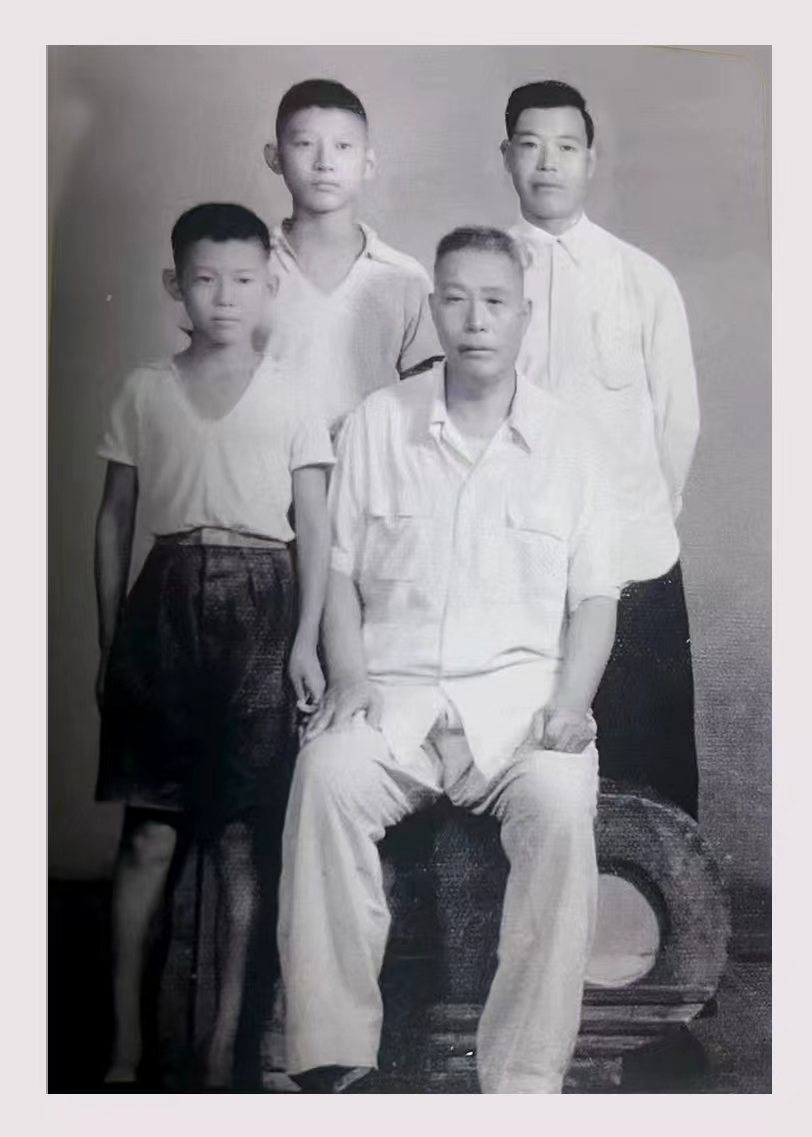 60年代初，朱平凡（后排右一）与父亲（朱道南是《在大革命的洪流中》作者，也是电影《大浪淘沙》和电视剧《洪流》主人公的原型）及兄弟在上海留影。他自年少时便受革命家庭与铁道游击队精神熏陶，这份红色基因深深烙印在他生命里。后来，他投身东海县关工委工作，数十年如一日为孩子助学、讲革命故事，用百岁人生践行‘为人民’的信仰，将红色初心化作滋润春苗的深情。” .jpg