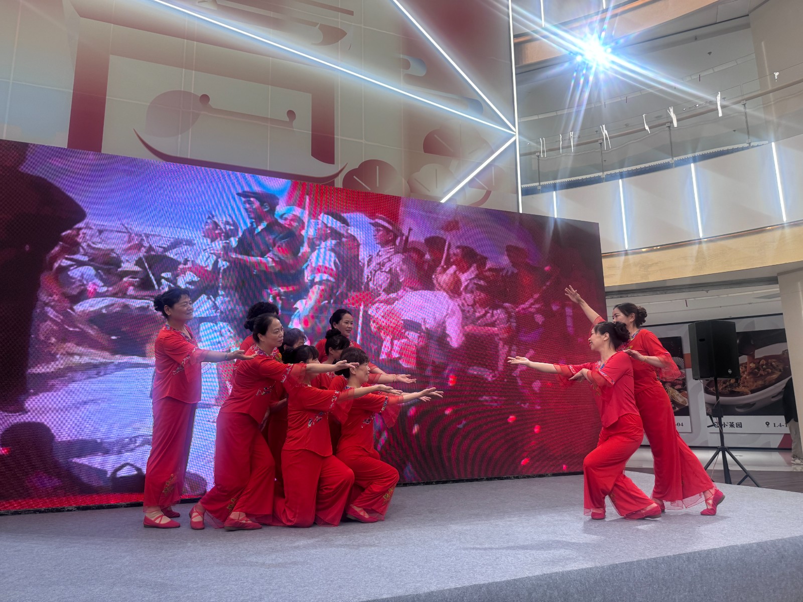 1782440551647337.jpg 正明村舞蹈队带来经典舞蹈《映山红》.jpg