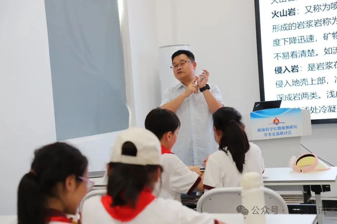1784000198845906.jpg 5. 岩芯实物进课堂,近距离解锁地质奥秘.jpg