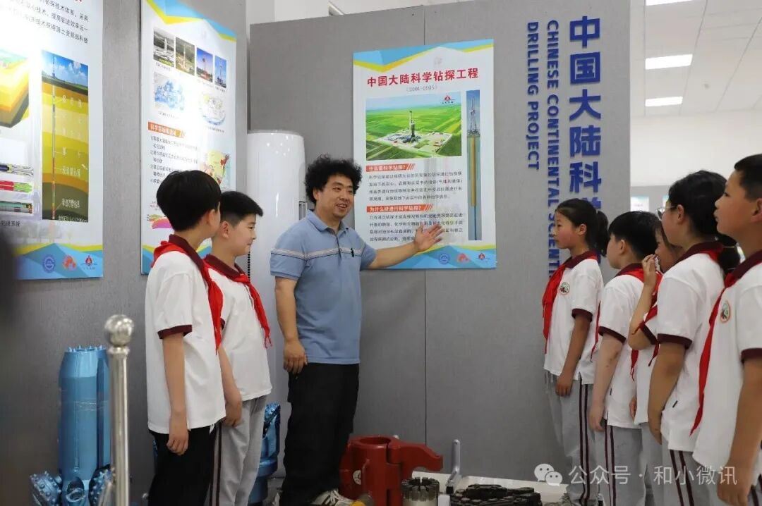 1784000170116161.jpg 4. 展馆聆听深钻历程,感悟科学家奋斗初心.jpg