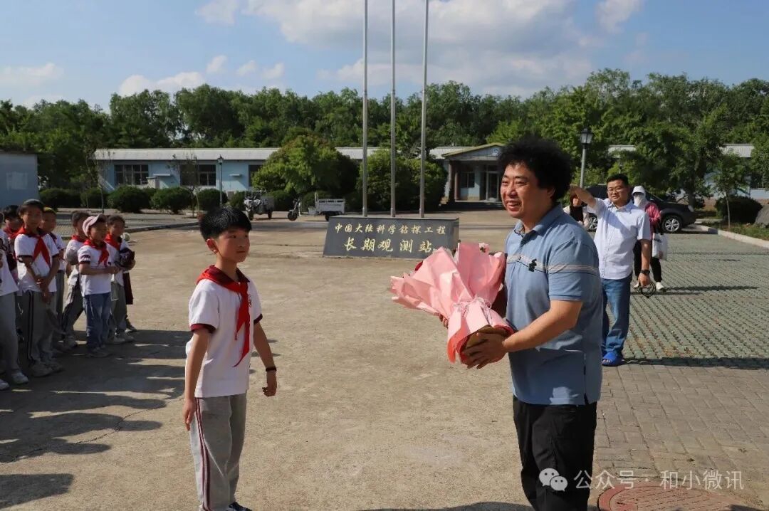 1784000125468752.jpg 3. 学子献花致敬科研前辈,传承报国奉献精神.jpg