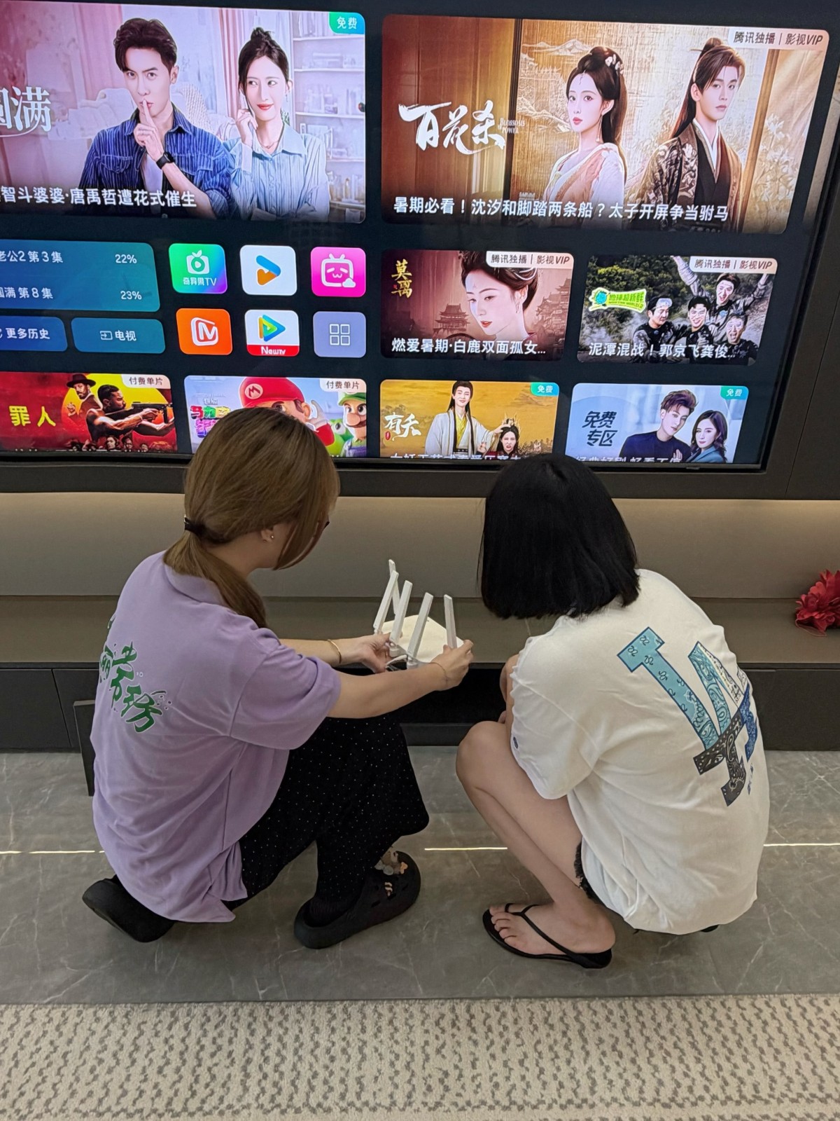 到独居老人家中检查网络设备安全，讲解WiFi安全防护知识.jpg