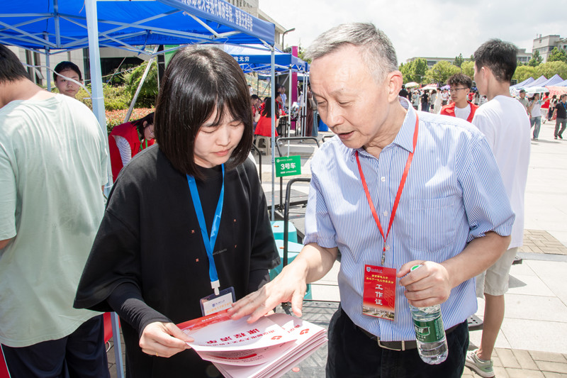 校关工委将讲师团课程清单送达仙林校区学院 马锡林-27_副本.jpg