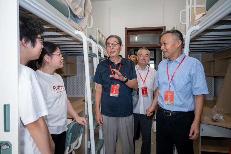 在仙林校区学生宿舍，校关工委老同志与新生及家长亲切交谈 朱相杰-6879_副本.jpg