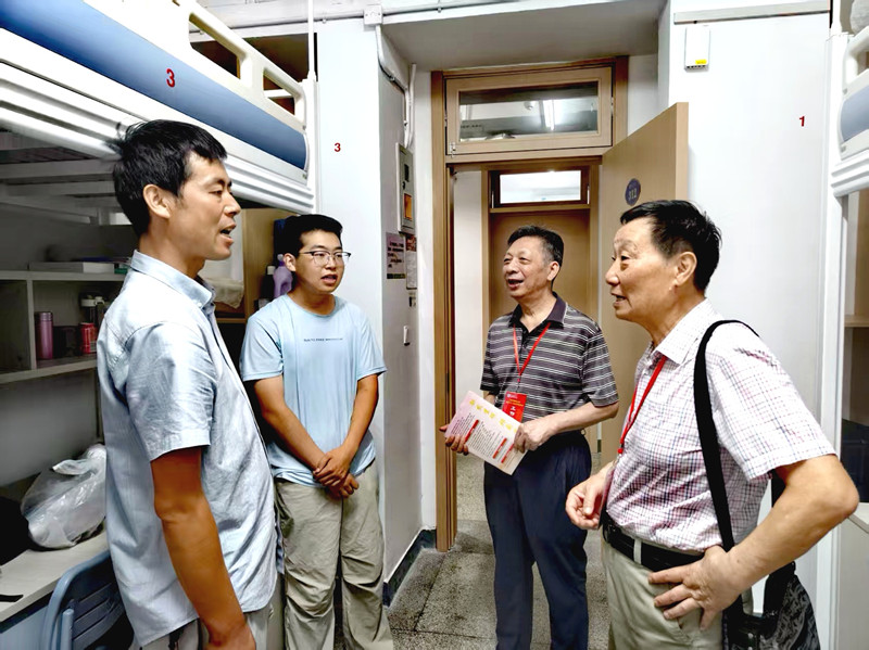 在三牌楼校区学生宿舍，校关工委老同志与学生及家长亲切交谈26d250f18b07cd1bb4e58e8755e3e106_副本.jpg