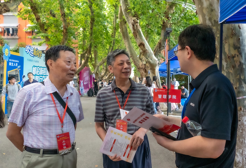 校关工委将讲师团课程清单送达三牌楼校区学院_2640843_副本.jpg
