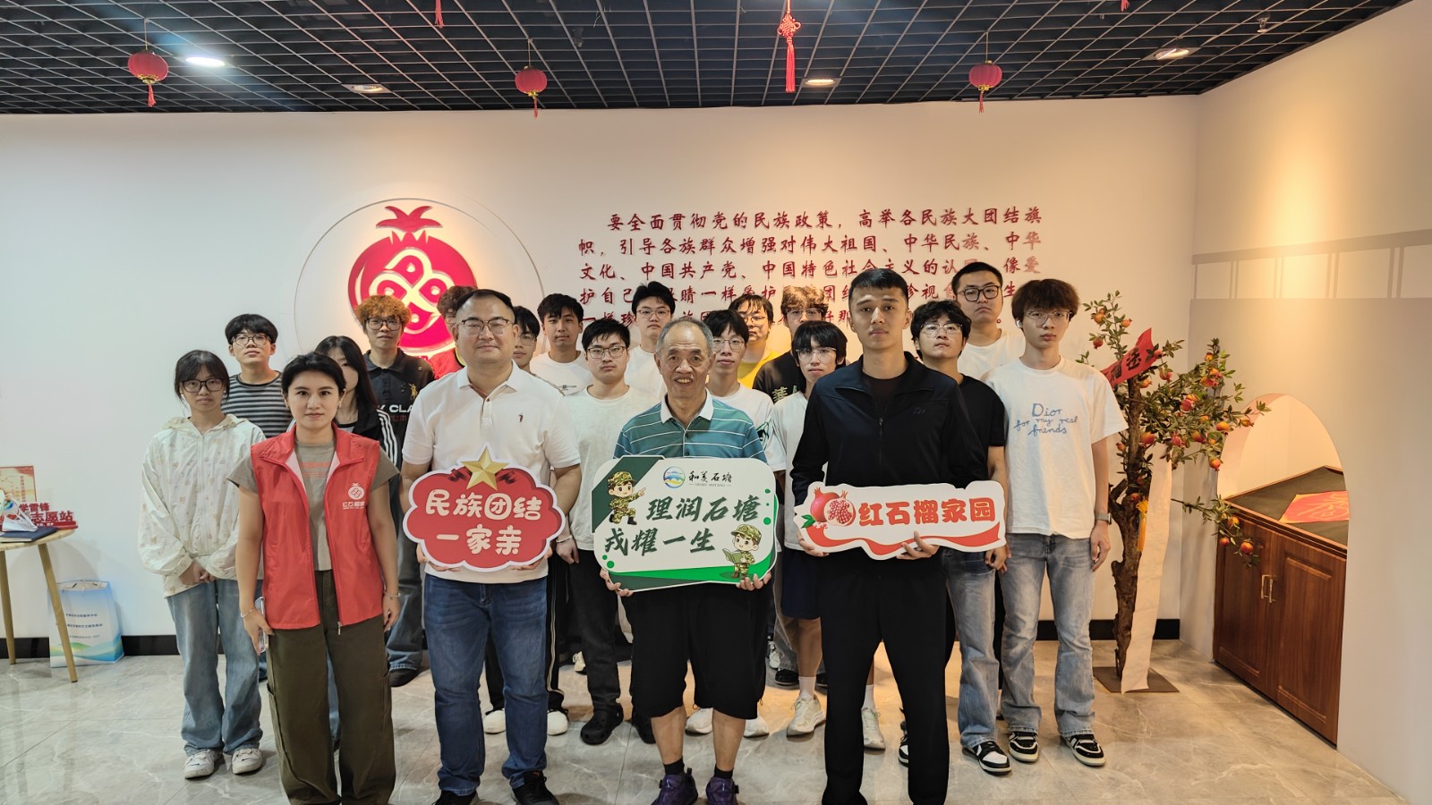 退役军人代表与师生及社区工作人员合影留念.jpg