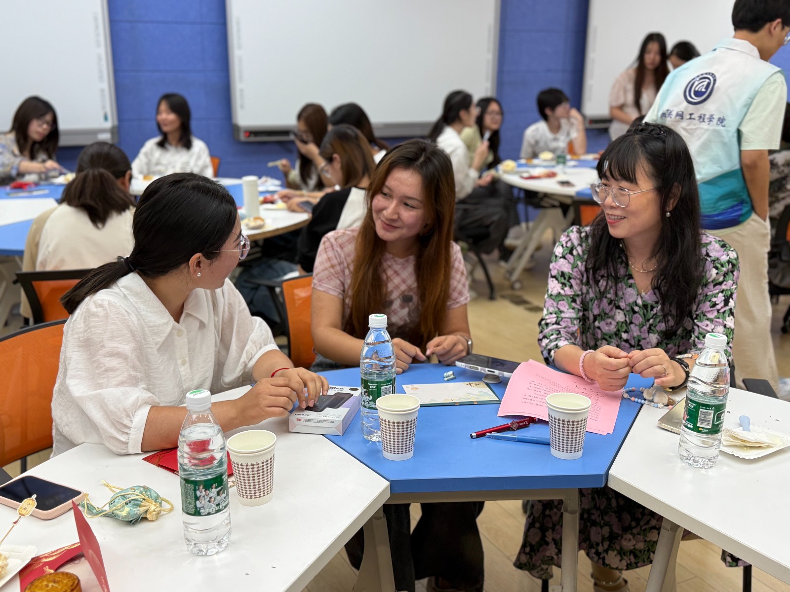 6 于云波老师与同学交流生活.jpg