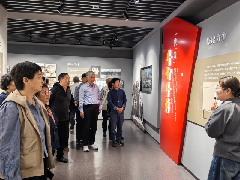 参观红色基地一.jpg