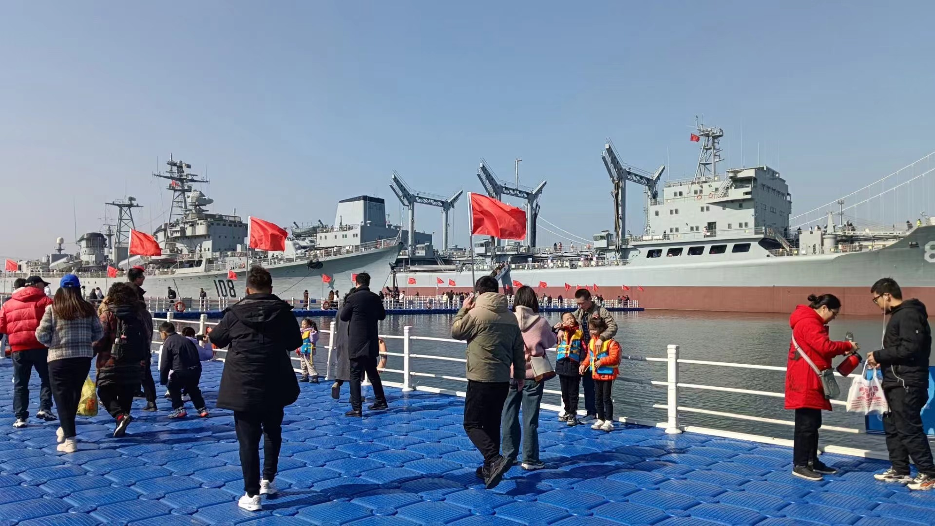 泰州大桥下,"春江花月夜"湿地公园旁,泰州海军舰艇文化园迎来了许多