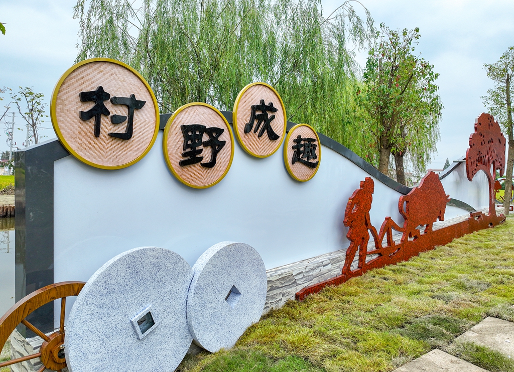 走进生祠镇三圩村,清澈的河水向远处延伸,生态环境的改善,得益于村庄