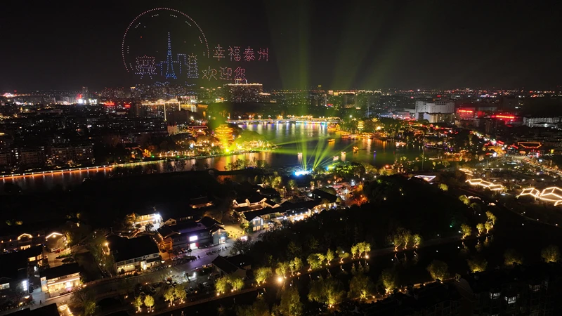 "表演现场,市民余女士觉得节目好,夜景靓,"住在泰州幸福指数很高,泰州